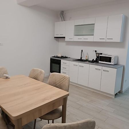 Apartament 2 Camere, Bloc Nou, Langa Promenada Moll, Capacitate 4 Persoane Крайова Екстер'єр фото